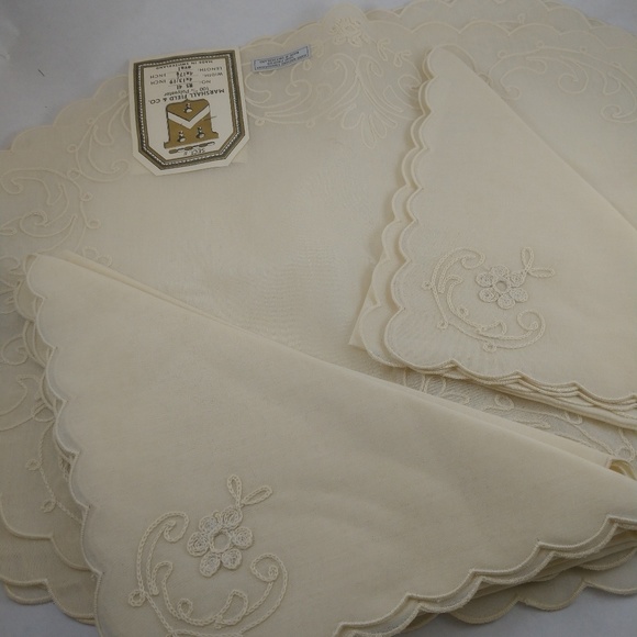 Marshall Field 4 Placemats and 4 napkins - Picture 1 of 6